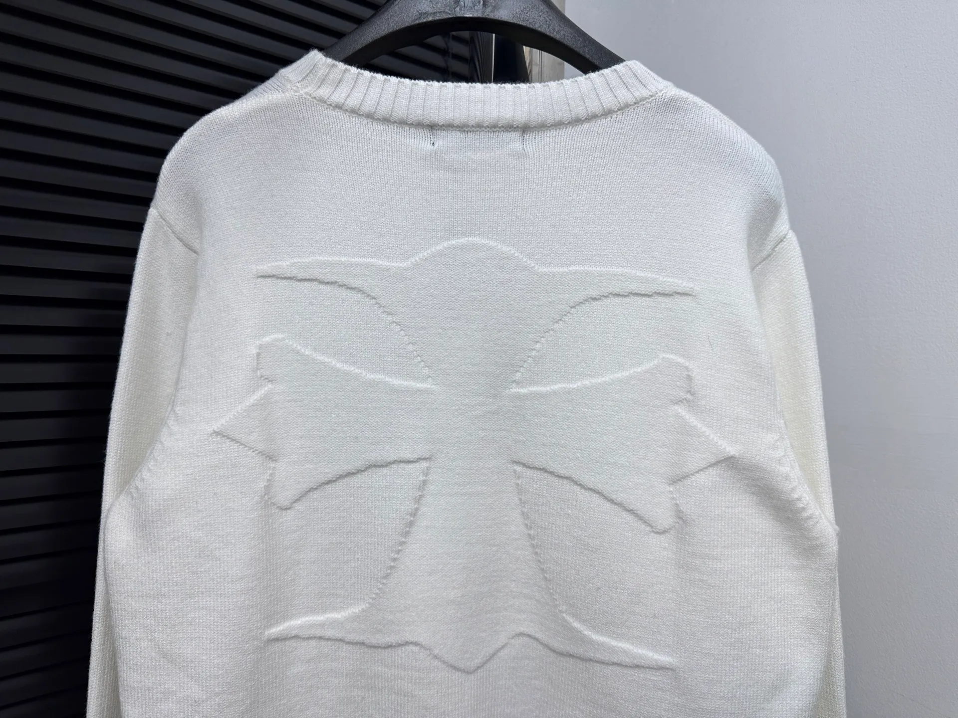 ￼ P250 【Chrome Hearts】Chrome Hearts' new cross-knitted jacquard appliquéd crew neck sweater. Contains 20% wool. The item is made of custom-dyed and custom-spun yarn and purchased from the original version. A full set of customized accessories. Details determine success or failure. A new model for autumn and winter. It is soft and delicate and does not tie the body. The upper body effect is very nice. Loose fit. Same style for men and women. Color: White Black Size: S-L